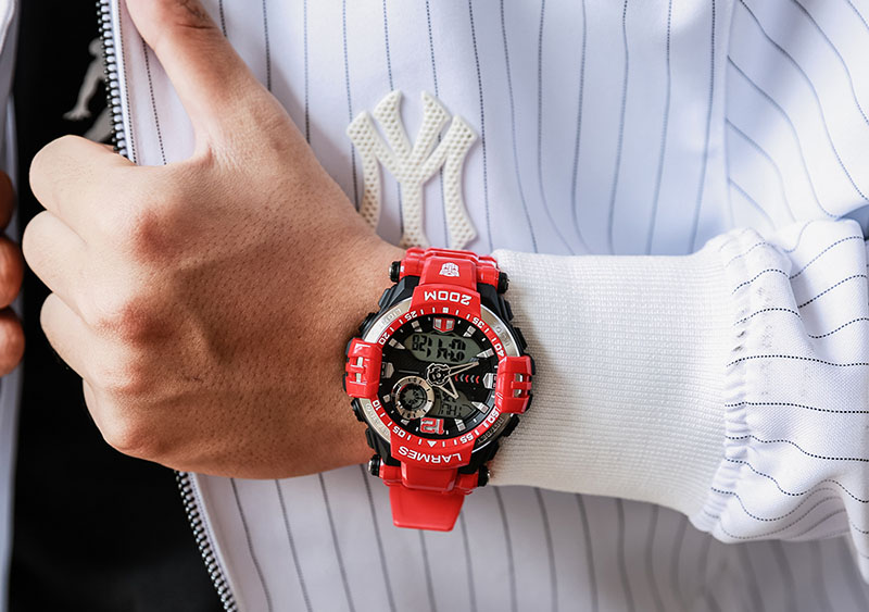 Đồng hồ đỏ - đen d&agrave;nh cho bạn nam hiện đại, năng động